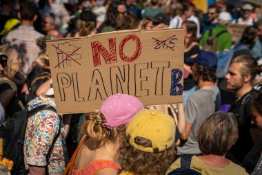 Lahey, Hollanda, 09.09.2023, Fosil yakıt sübvansiyonlarına karşı düzenlenen protesto eylemi sırasında Lahey 'deki A12 karayolunu engelleyen pankartlı İklim aktivistleri