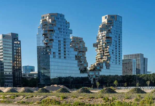 Amsterdam, Hollanda, 06.09.2023, Amsterdam Zuidas 'da Mimar Winy Maas tarafından tasarlanan üç kuleden oluşan Konut ve ofis kompleksi