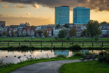 Arnhem 'in silueti Sonsbeek parkındaki göletten gün batımına kadar görünüyor.