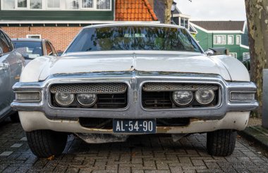 Zaandam, Hollanda, 15.10.2023, 1968 'den kalma eski lüks araba Oldsmobile Toronado' nun ön görüntüsü.