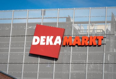Zaandam, Hollanda, 15.10.2023, Hollanda süpermarket zinciri DekaMarkt Logosu