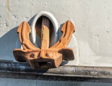 Eski, paslı bir gemi çapasına yakın.