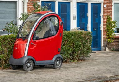 Amsterdam, Hollanda, 26.10.2023, Hollandalı Mango Mobility şirketinin mobil scooter 'ı sokağa park edilmiş.