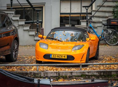 Amsterdam, Hollanda, 26.10.2023, 2011 yılından kalma Orange Tesla Roadster.