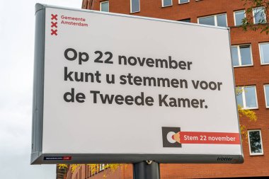 Amsterdam, Hollanda, 28.10.2023, 22 Kasım 2023 tarihinde yapılacak Temsilciler Meclisi seçimleri için büyük bir ilan panosu.
