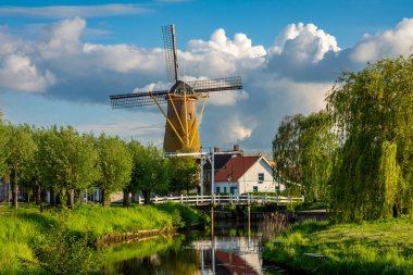 Idyllic Dutch manzarası, Etten-Leur, Kuzey Brabant Eyaleti 'ndeki kanal kenarındaki geleneksel yel değirmeni.