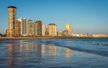 Vlissingen 'in Skyline' ı, Zeeland ili, Hollanda, güneşli bir yaz gününde sahilden görüldü.