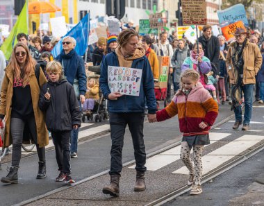 Amsterdam, Hollanda, 12.11.2023, Amsterdam 'da iklim ve adalet yürüyüşü sırasında iklim eylemcileri