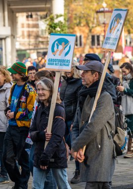 Amsterdam, Hollanda, 12.11.2023, Amsterdam 'da iklim ve adalet yürüyüşü sırasında iklim eylemcileri