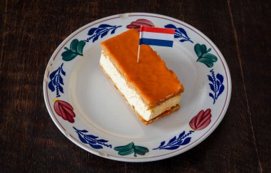 Hollanda bayraklı turuncu tompouce. Geleneksel Hollanda pastası Krallar Günü ulusal bayramında yenir