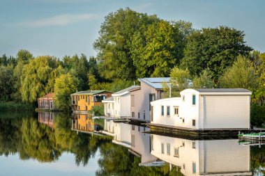 Haarlemmermeer Belediyesi Halfweg 'in Hollandalı köyünde yüzen evlerin olduğu manzara