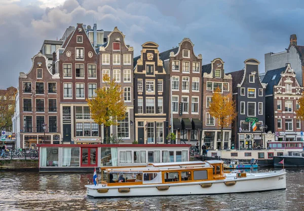 Amsterdam, Hollanda, 20.11.2023, ünlü kanal evleri boyunca Amsterdam tekne macerası