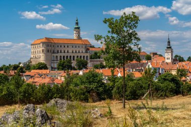 Çek Cumhuriyeti 'nin Güney Moravya kentinde popüler bir turizm beldesi olan Mikulov' un manzarası