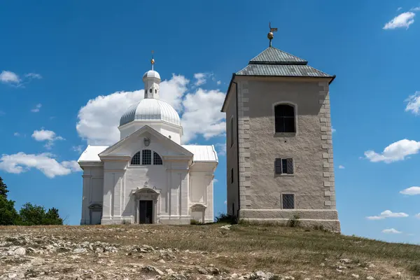 Güney Moravya, Çek Cumhuriyeti Mikulov 'daki Kutsal Tepe' nin tepesindeki Aziz Sebastian Kilisesi.
