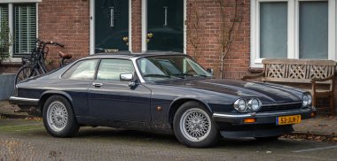 Naarden, Hollanda, 25.12.2023, 1991 yılından klasik Jaguar XJS 3.6.