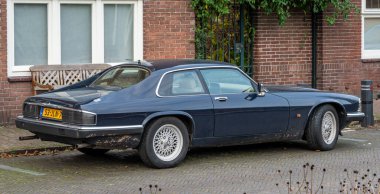 Naarden, Hollanda, 25.12.2023, 1991 yılından klasik Jaguar XJS 'nin yan görüntüsü