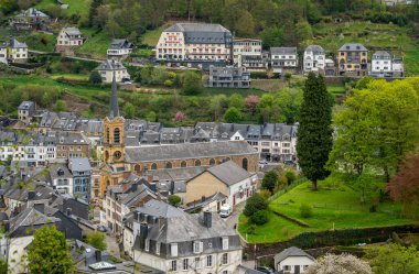 Bouillon, Belçika, 05.05.2023, Bouillon 'un tarihi merkezinin Hilltop manzarası