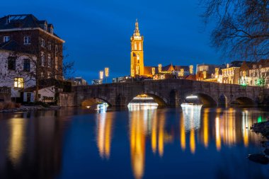 Roermond şehri, Limburg ili, Hollanda, St. Christopher Katedrali ve Roer nehri manzarası.