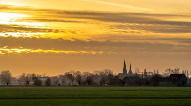 Gün batımına kadar Abcoude, Hollanda 'nın kırsal manzarası. 
