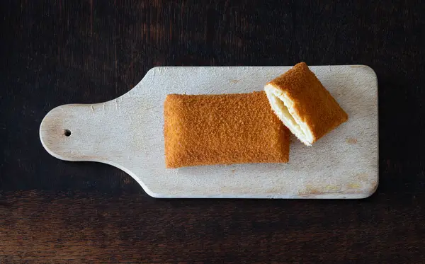 Ahşap kesim tahtasında kaassouffl, popüler bir fast food aperatifi izole edilmiş, tepeden aşağı görünüm