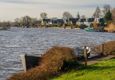 Hollanda 'nın Nigtevecht köyü ve Vecht Nehri