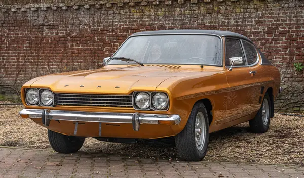Brummen, Hollanda, 17.02.2024, The Gallery Aaldering 'de klasik fastback coupe Ford Capri GXL