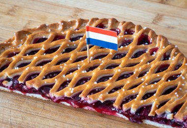 Hollanda bayrağıyla Limburg vlaai 'si, Hollanda' da geleneksel hamur işi.