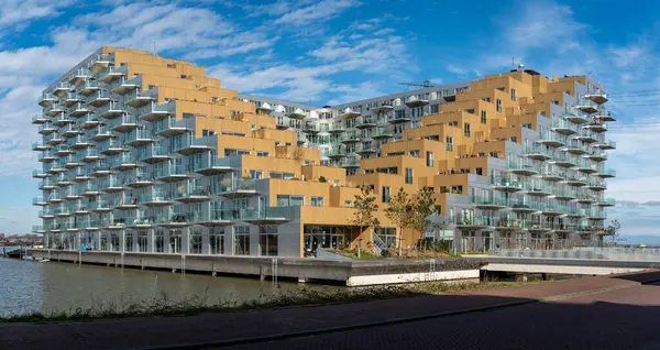 Amsterdam, Hollanda, 04.03.2024, Sluishuis, Bjarke Ingels Group ve Barkod Mimarlar tarafından tasarlanan IJburg Mahallesi 'ndeki bir apartman.