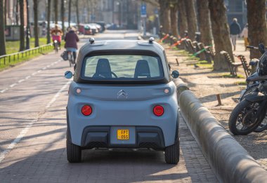 Amsterdam, Hollanda, 08.03.2024, Caddede Dörtlü Elektrikli Citron Ami