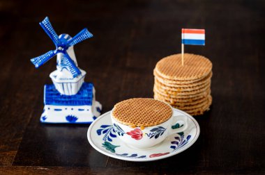 Geleneksel Hollandalı Stroopwafel, Hollanda 'dan yuvarlak waffle kurabiyesi.