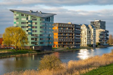 Almere şehri, Almere Buiten bölgesi ve Lage Vaart kanalı manzarası.