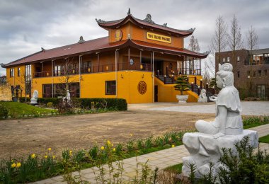 Almere, Hollanda, 16.03.2024, Budist tapınağı Van Hanh Pagode, Sumatraweg Caddesi, Almere Buiten