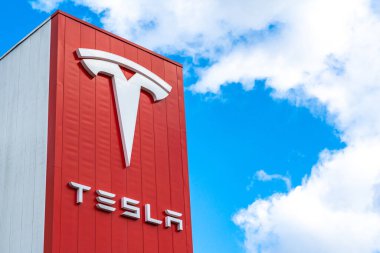 Amsterdam, Hollanda, 23.03.2024, Amerikan çokuluslu otomotiv şirketi Tesla 'nın logosu Amsterdam Zuid-Oost' taki binada.