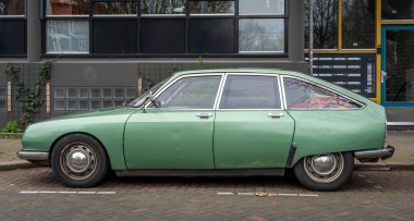 Amsterdam, Hollanda, 29.03.2024, 1973 tarihli klasik Citroen GS 'in yeşil renkli yan görüntüsü