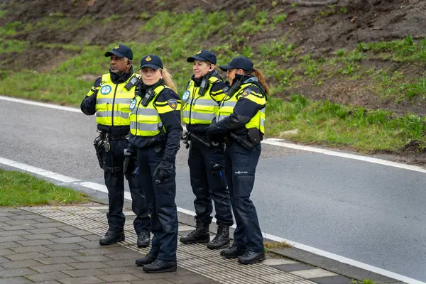 Amsterdam, Hollanda, 30.03.2024, Soykırım İsyanı hareketinden iklim eylemcilerinin protesto eylemleri sırasında yol kenarında çeşitli Hollandalı polis memurları grubu