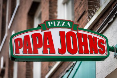 Amsterdam, Hollanda, 29.03.2024, Papa John 'un pizza zinciri logosu binanın dış tarafında.