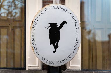 Amsterdam, Hollanda, 01.04.2024, Herengracht Kanalı 'ndaki kedileri resmeden bir sanat müzesi olan The Cat Cabinet' ın imzası ve logosu.