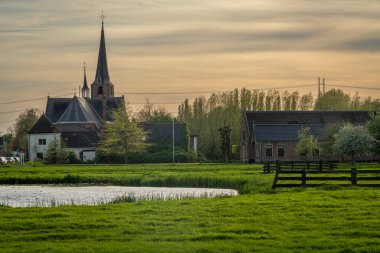 Koudekerk aan den Rijn köyü. Çiftlik arazilerinde görülen Hollanda kilisesi.