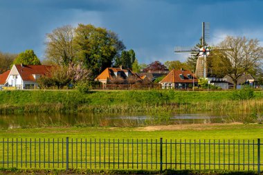 Ommen, Overijssel ili, Hollanda. 1824 'ten kalma tarihi yel değirmeni korosu ve ön planda Vechte nehri