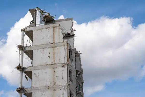 ブルースカイに対して部分的に解体された高層ビル ロイヤリティフリーのストック写真