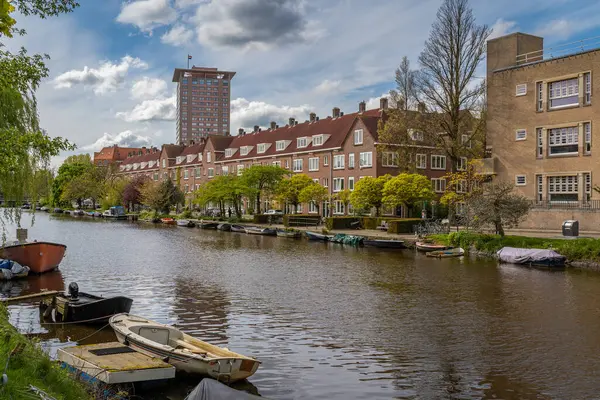 Vue Canal Amstel Dans Quartier Rivierenbuurt Amsterdam Zuid Pays Bas Image En Vente