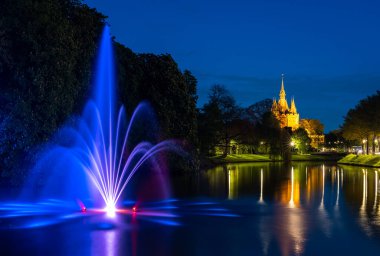 Zwolle, Hollanda, 21.04.2024, Tarihi Kapıcı, akşam vakti Sassenpoort Stadsgracht Kanalı 'ndan görüldü.