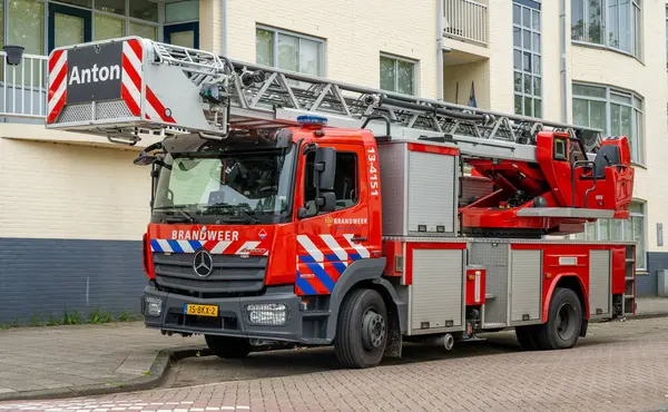 アムステルダム オランダ 2024 オランダの消防署の車両メルセデスベンツアガス 通りの空中梯子装置が付いている消防車 ロイヤリティフリーのストック画像