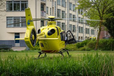 Amsterdam, Hollanda, 04.05.2024, Hollanda ambulans helikopteri, sarı travma helikopteri caddeye indi.
