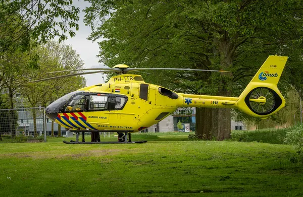 Amsterdam, Hollanda, 04.05.2024, Hollanda ambulans helikopteri, sarı travma helikopteri caddeye indi.