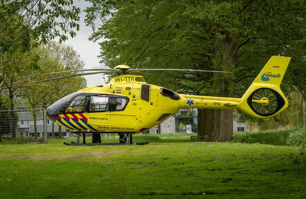 アムステルダム オランダ 2024 オランダの救急ヘリコプター 黄色外傷ヘリコプターが通りに上陸しました ストック画像