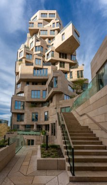 Amsterdam, Hollanda, 07.04.2024, Iconic yerleşim ve ofis kompleksi. Amsterdam Zuidas Vadisi, Winy Maas tarafından tasarlandı.