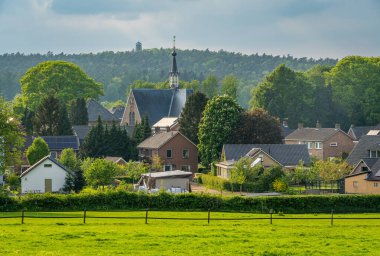 Bergherbos doğa koruma alanındaki Stokkum ve Watchtower Montferland köyü.
