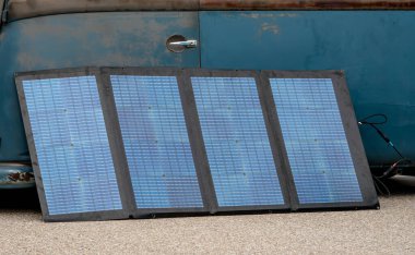 Seyahat ederken küçük elektronik cihazları şarj etmek için taşınabilir ve katlanabilir güneş panelleri