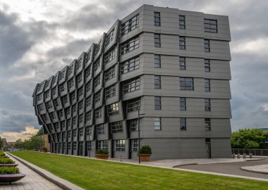 Almere, Hollanda, 09.06.2024, Almere 'in merkezindeki dalga yerleşim kompleksi, mimar Ren van Zuuk tarafından tasarlandı.